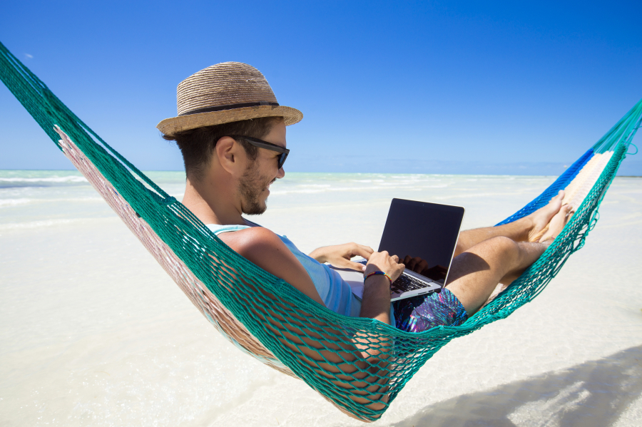 Détente sur un hamac à la plage 