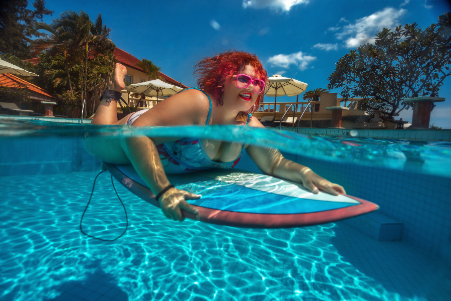 femme dans une piscine d'un camping a Bergerac